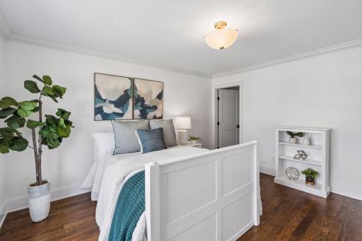 Another beautiful guest bedroom - so charming.
