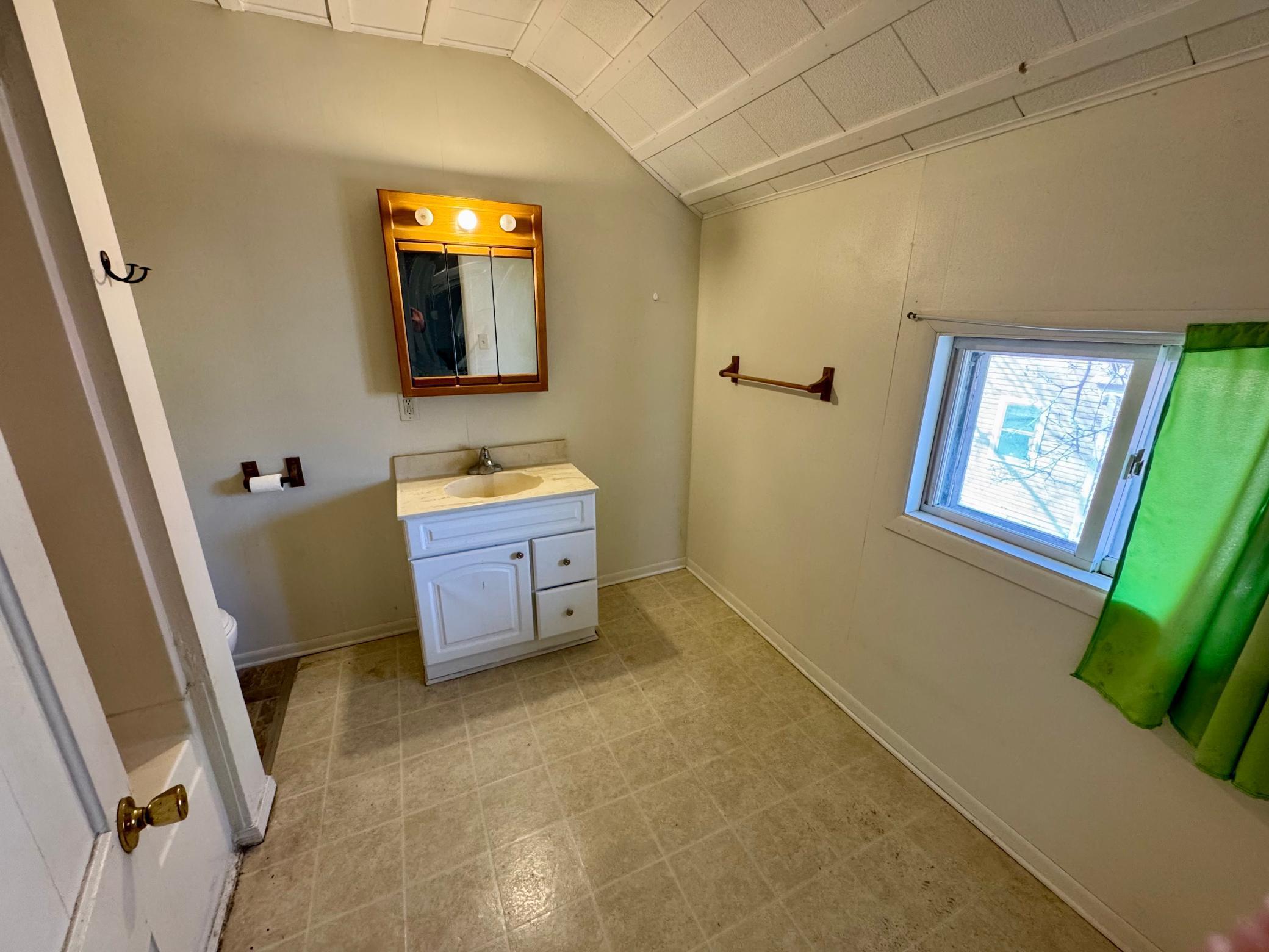 16. UL Full Bath.jpeg