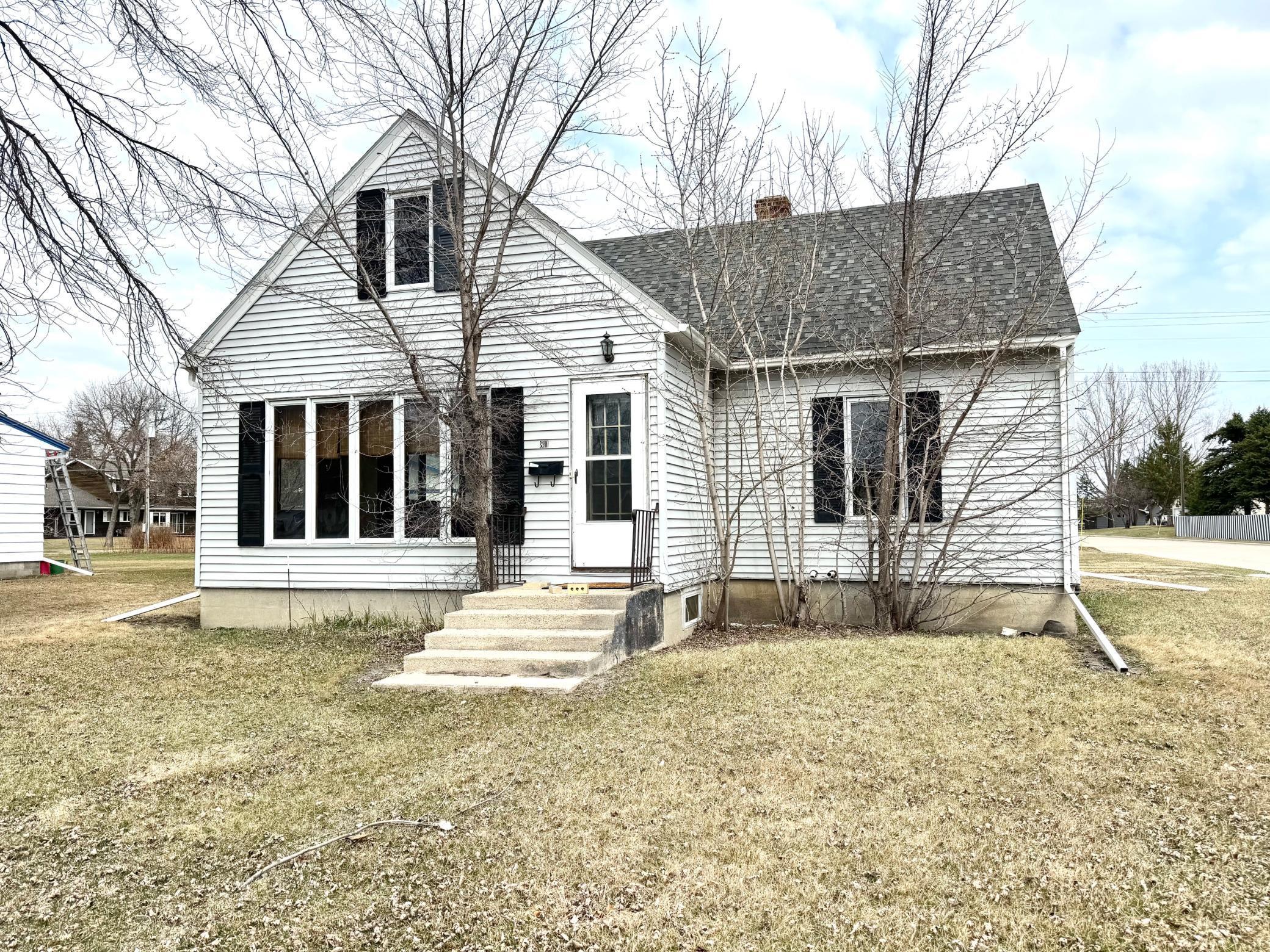 811 3rd Street NE, Roseau, MN 56751