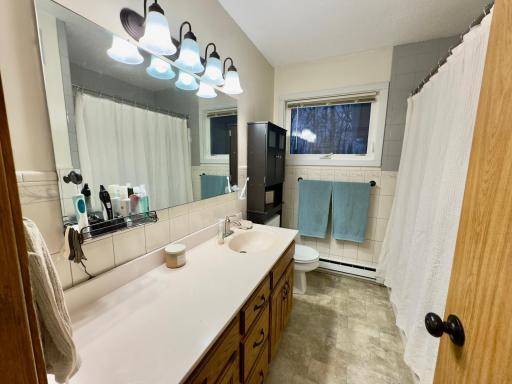 Main floor full bathroom