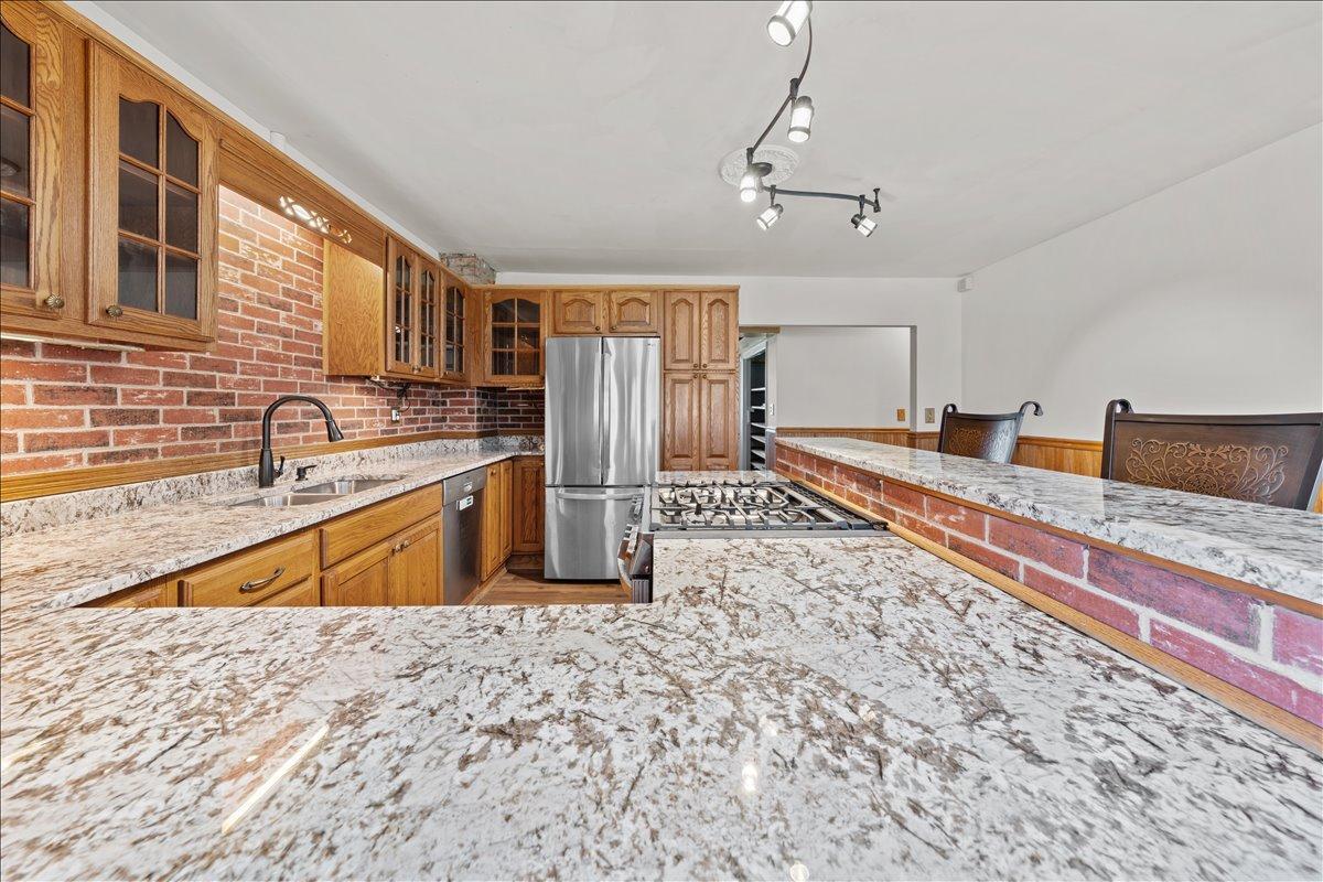 Beautiful granite counters and oak cabinetry, stainless appliances included.