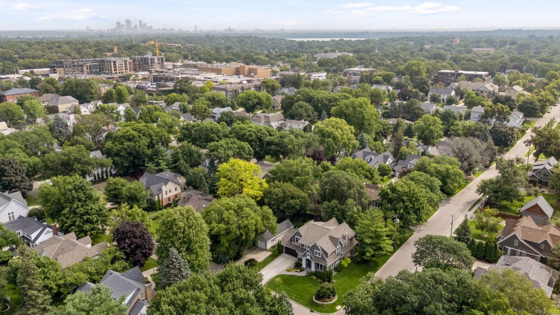 Two blocks to the 50th and France District, shops and dining