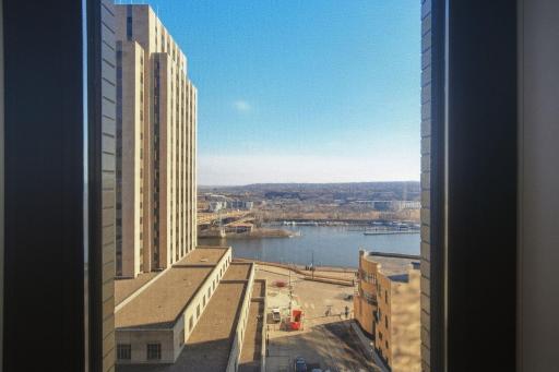 The Mississippi River shines from every angle. This open 9th-floor window offers an unobstructed panoramic view of the marina, historic bridges, and wooded bluffs.