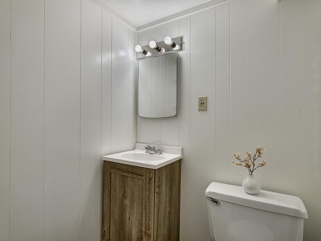 34 - Powder Room.jpg