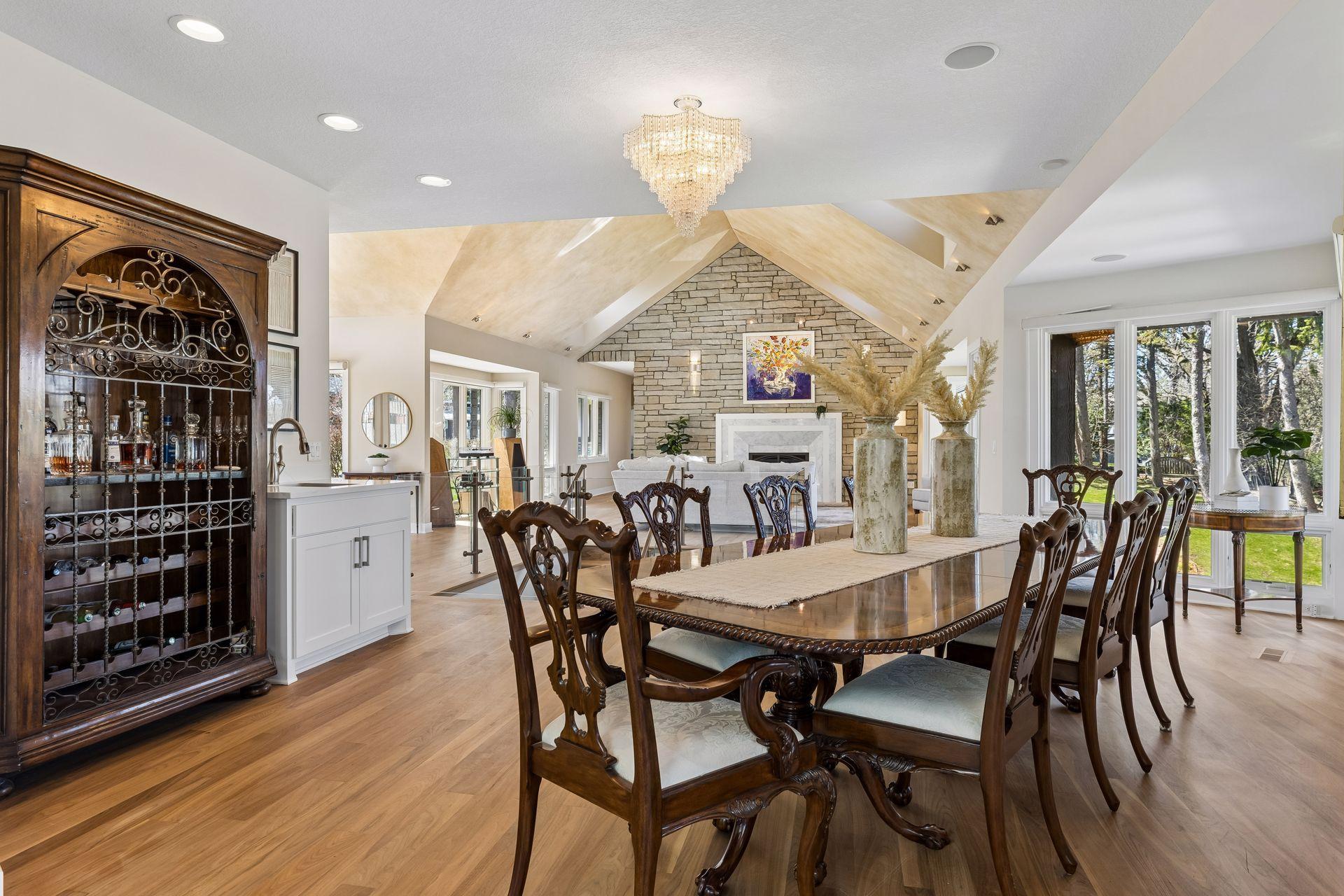 Dining Room w/ Wet Bar
