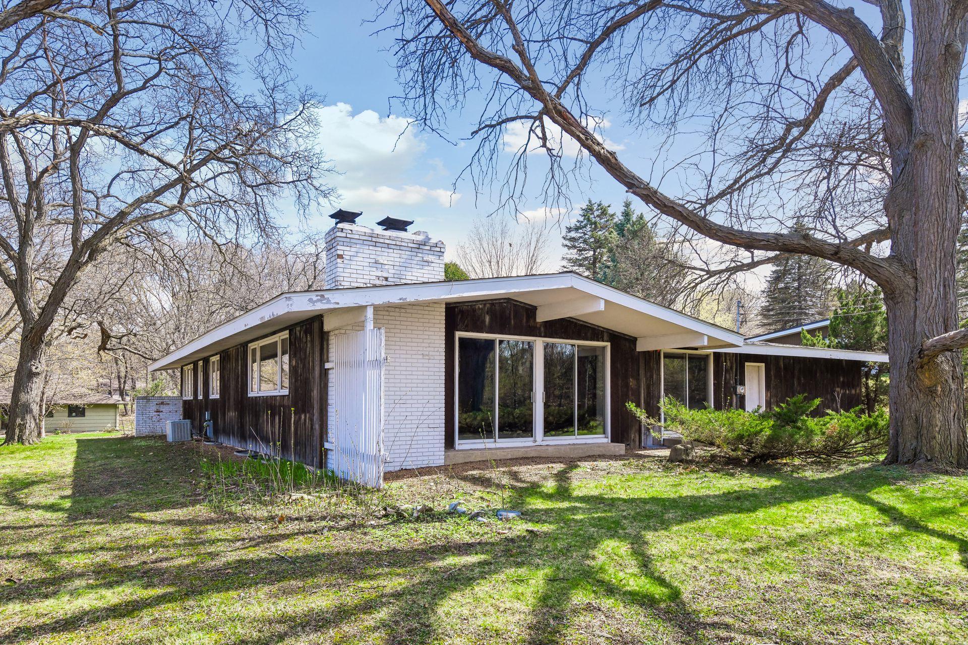 Exceptional mid-century modern opportunity! Eichler style, contemporary is awaiting a new owner to love and revive.