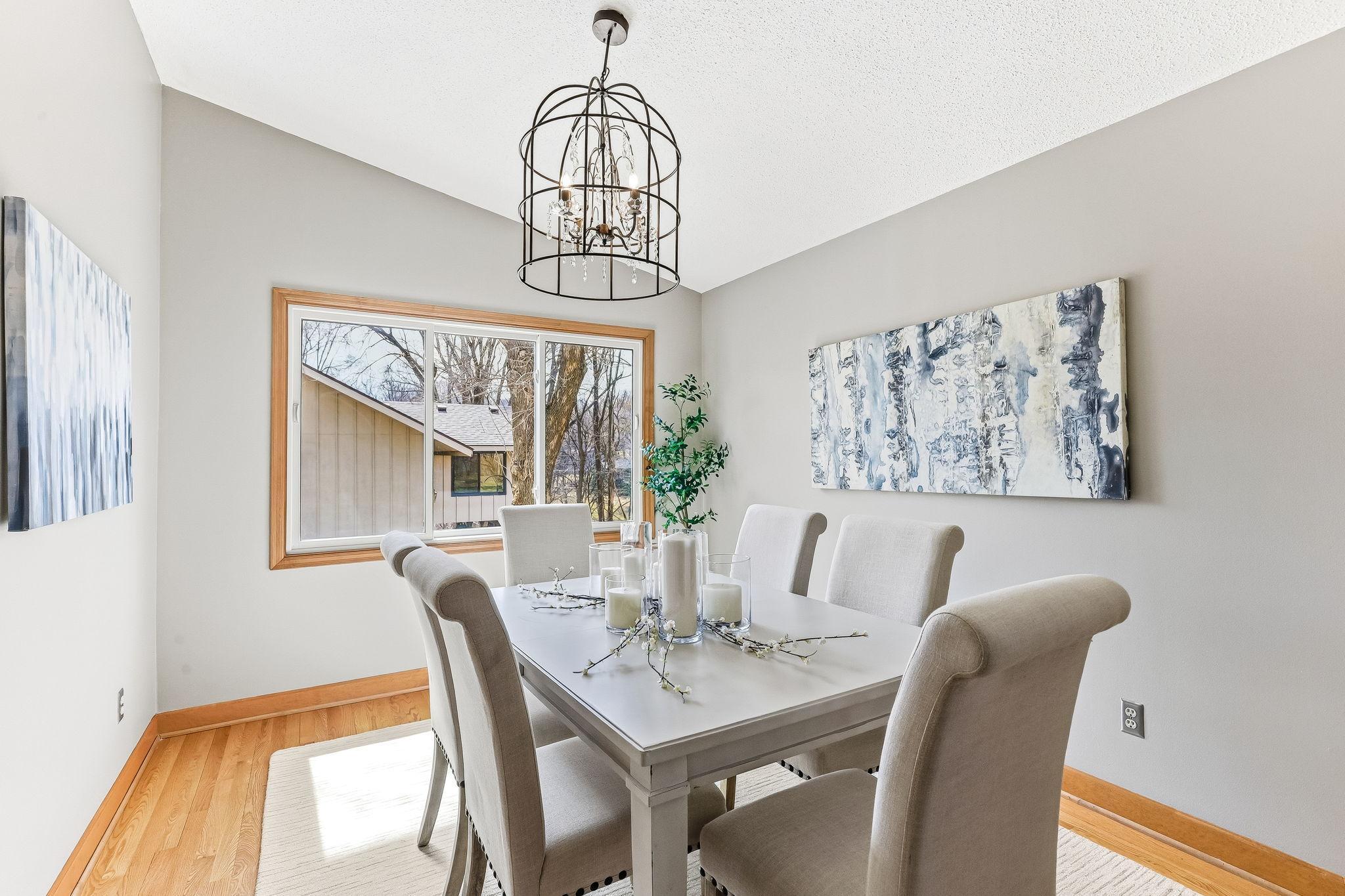 Tons of natural light - Dining