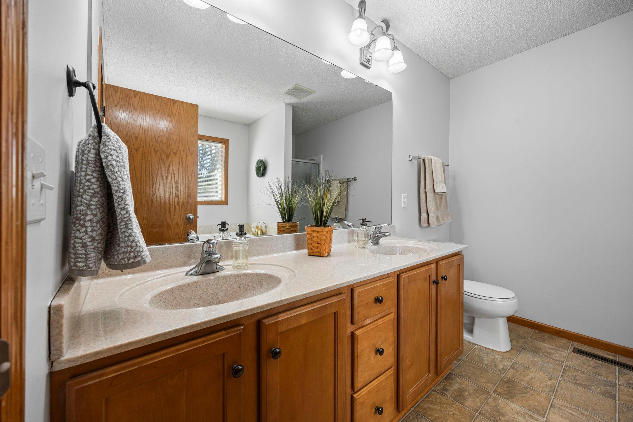 Large primary ensuite bathroom