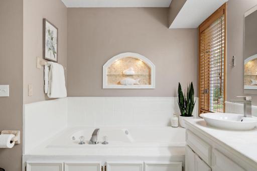 Primary en-suite bath