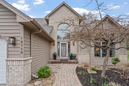 Beautiful entryway with pavers