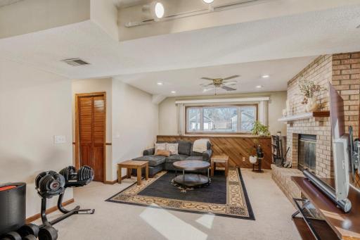 11926 Summerset Lane - Web Quality - 014 - 14 Family Room.jpg
