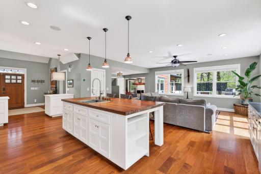 19055 Ridgewood Road, Wayzata, MN 55391