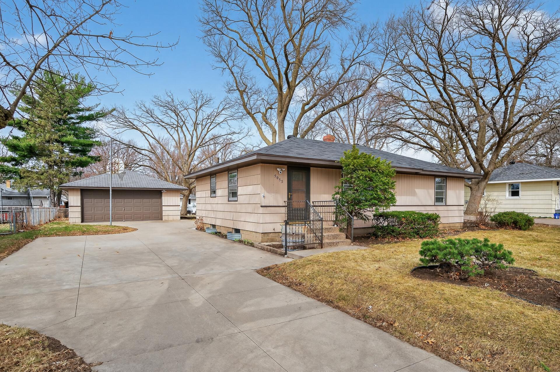 Concrete Driveway, Oversized 2car garage