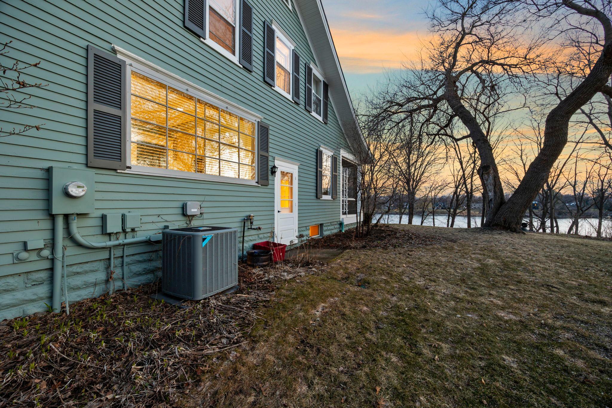 36-web-or-mls-810 River Ln Twilight-73.jpg