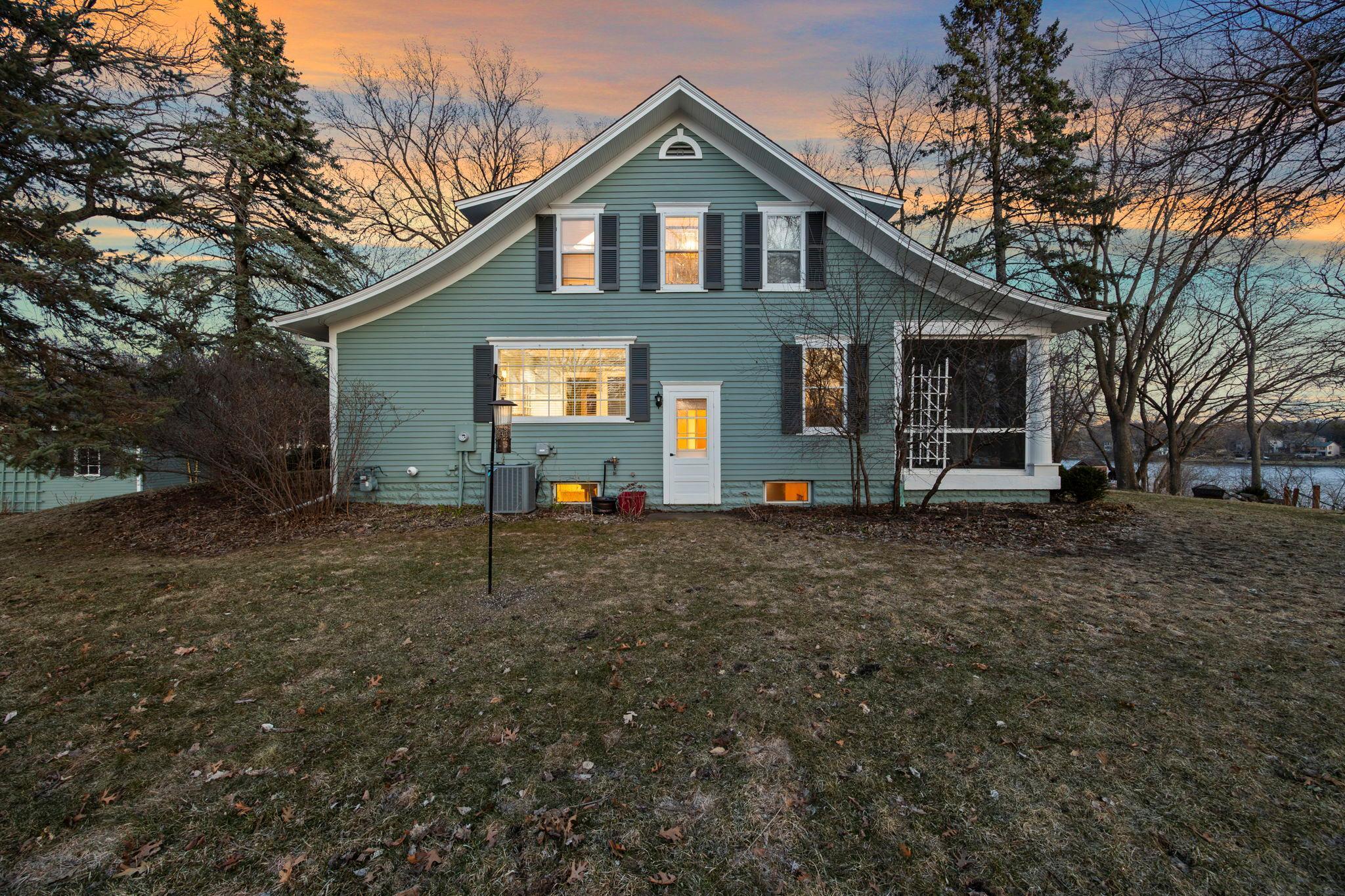 35-web-or-mls-810 River Ln Twilight-71.jpg