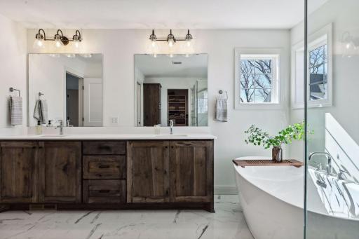 1886 Della Drive, Chanhassen, MN 55317