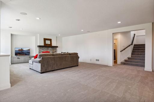 1886 Della Drive, Chanhassen, MN 55317