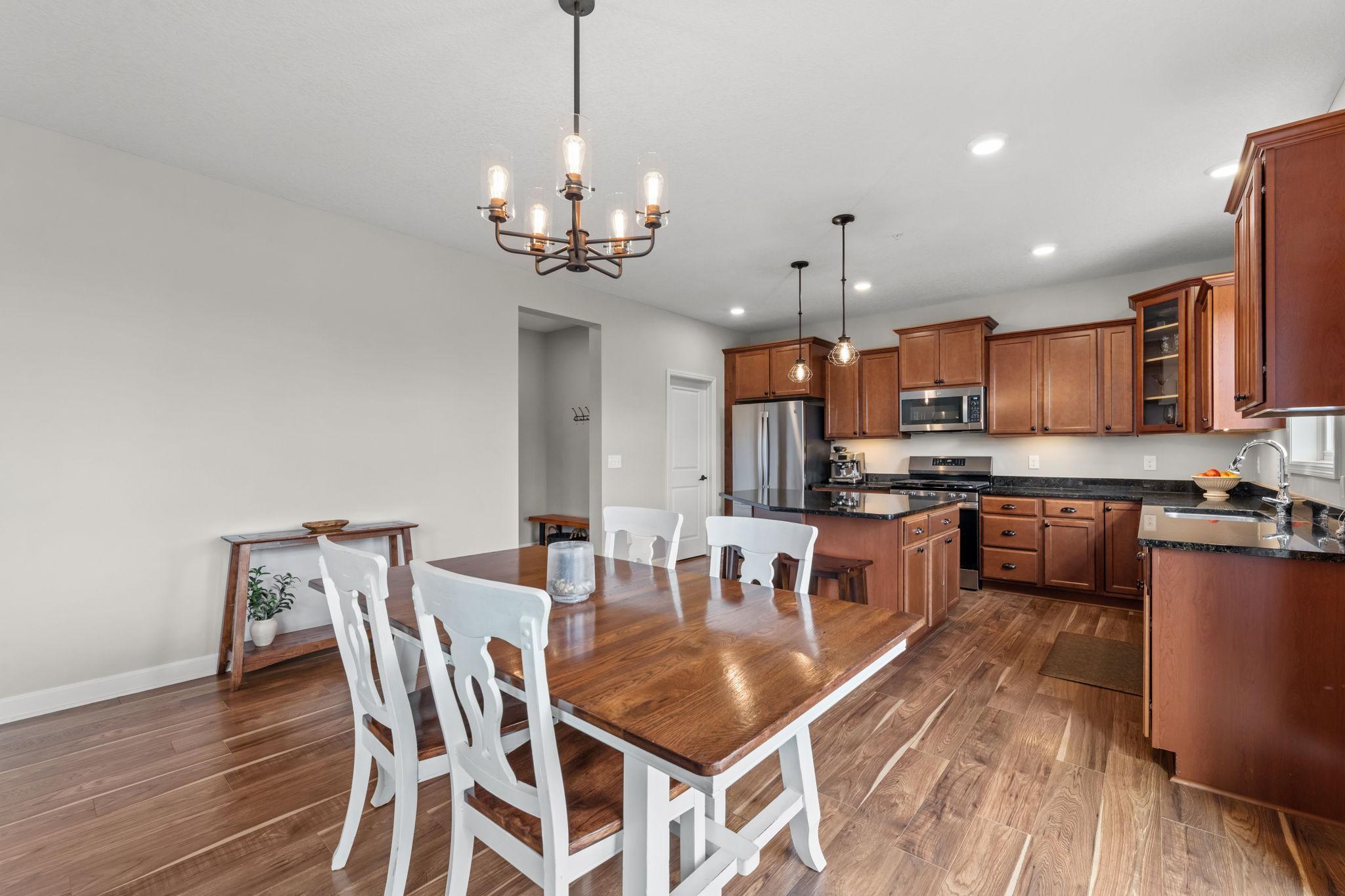 Kitchen & Dining