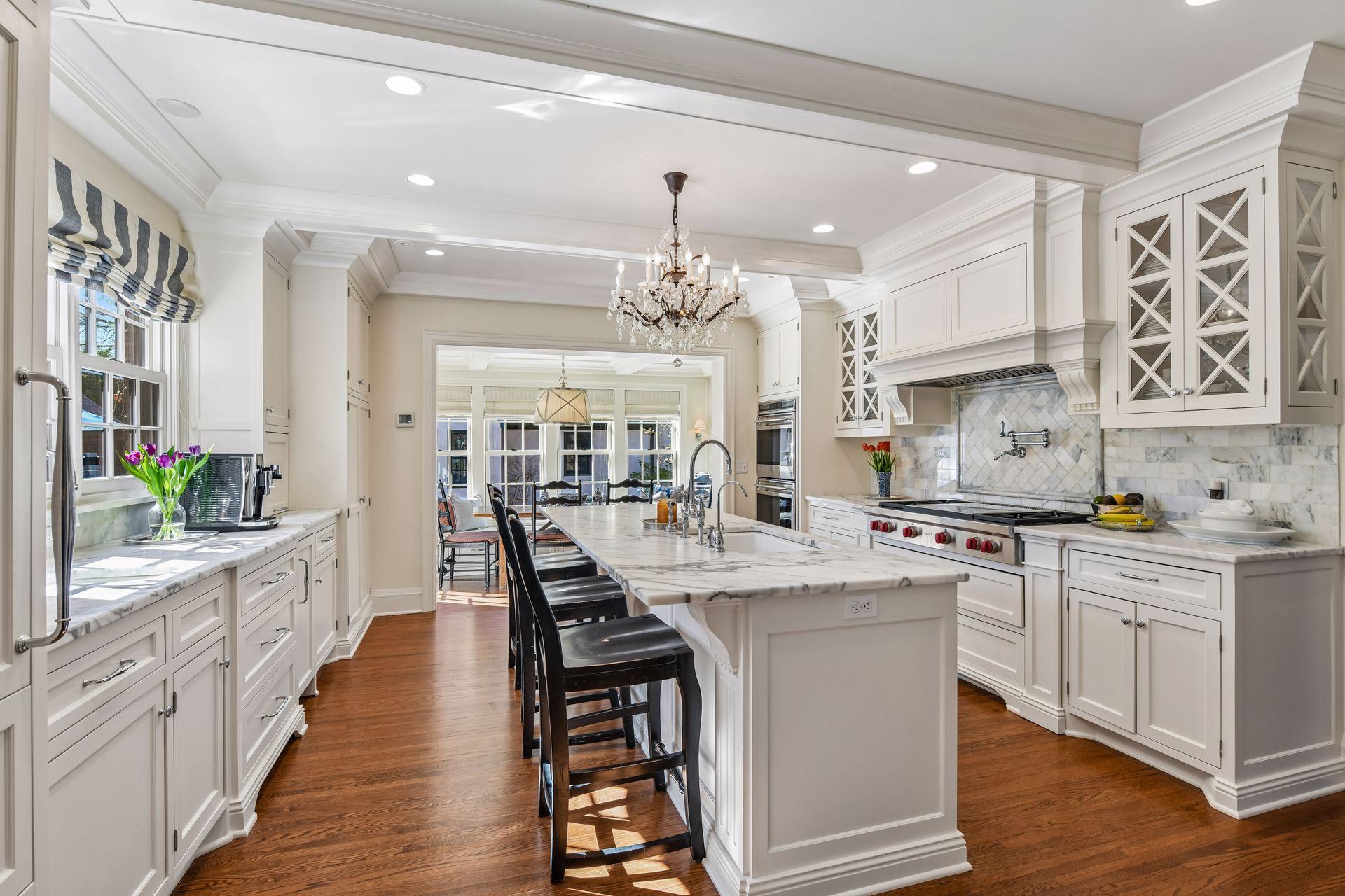 Kitchen & eat in kitchen