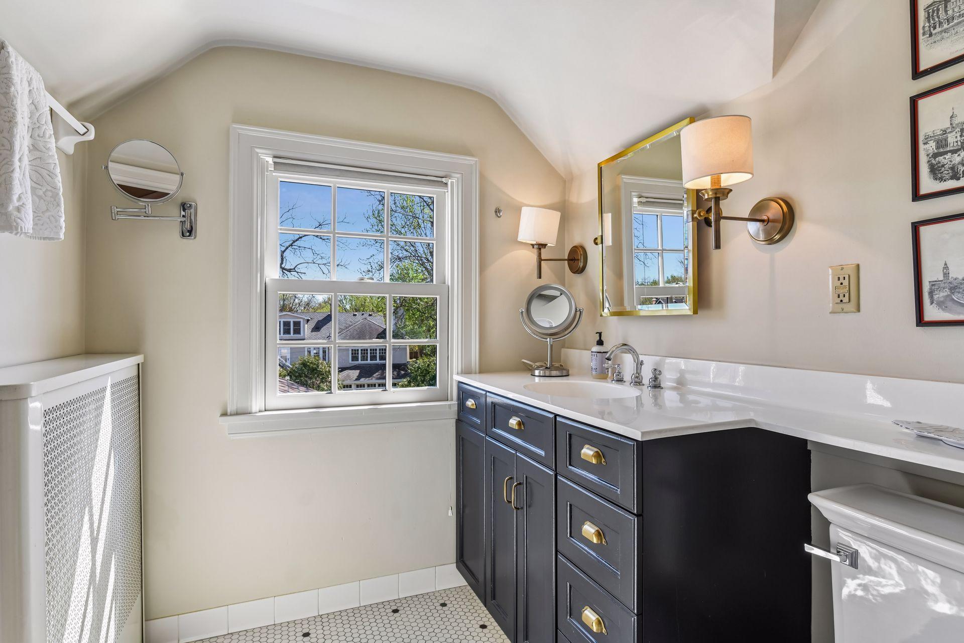 3/4 bath in the en-suite - 3rd floor