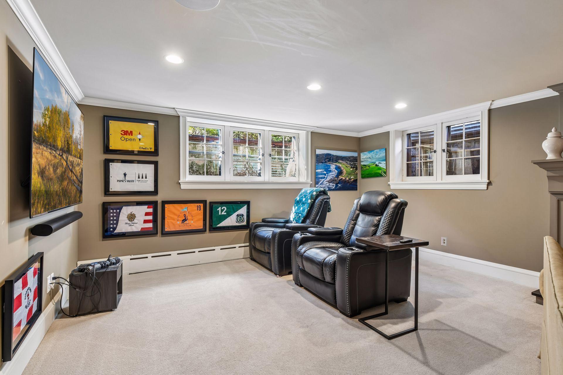 2nd seating area/TV space in family room