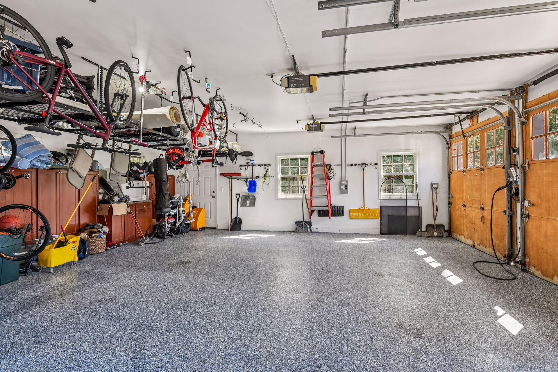 Huge 3 car garage - very hard to find in Country Club