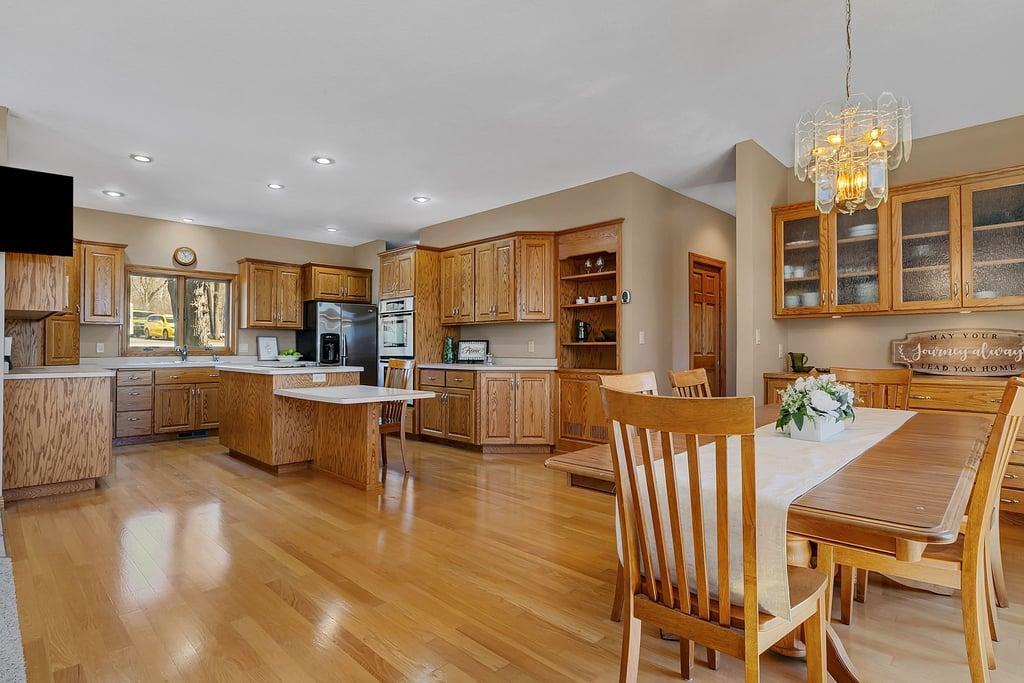 11.1 Beautiful open entertaining area.jpg