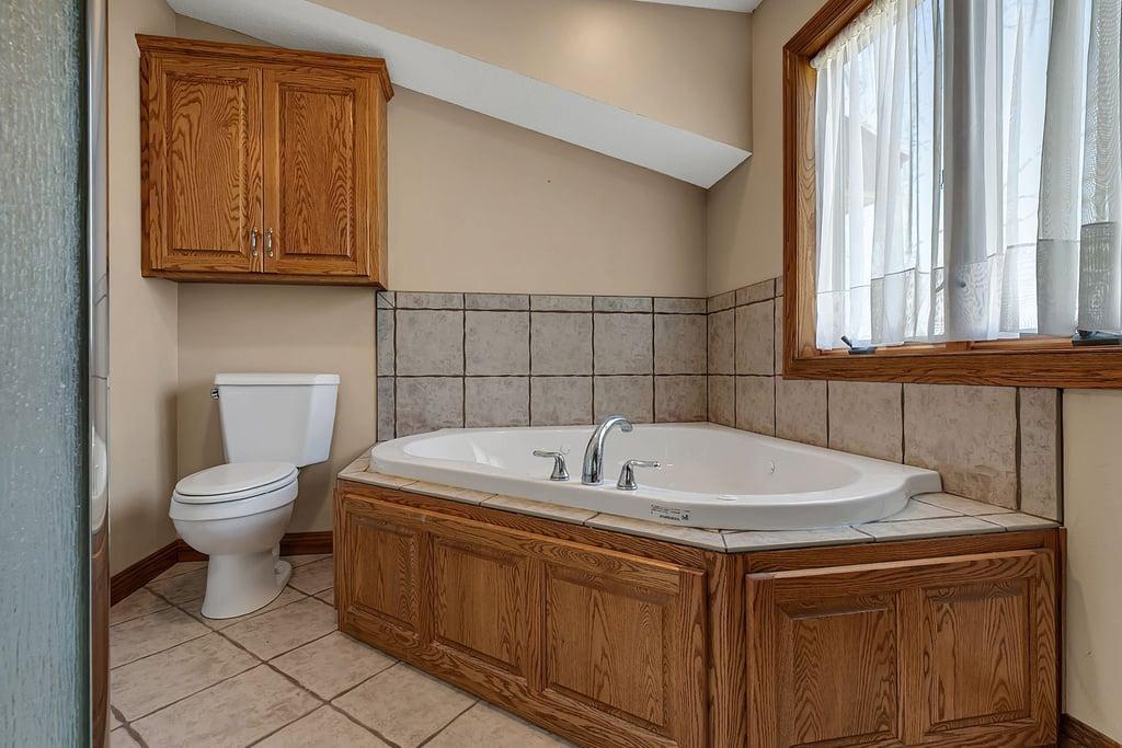 19 Whirlpool tub.jpg