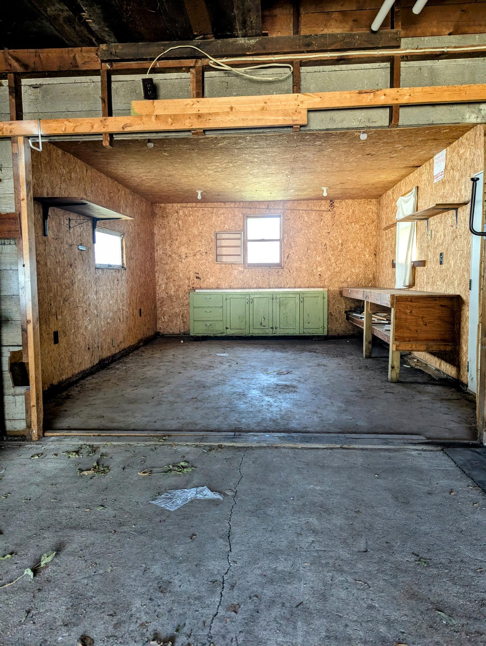 detached garage.MP~2.jpg