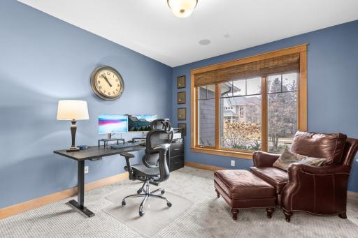 Versatile main-level office