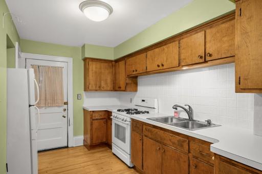 Kitchen has lots of cabinet and counter space