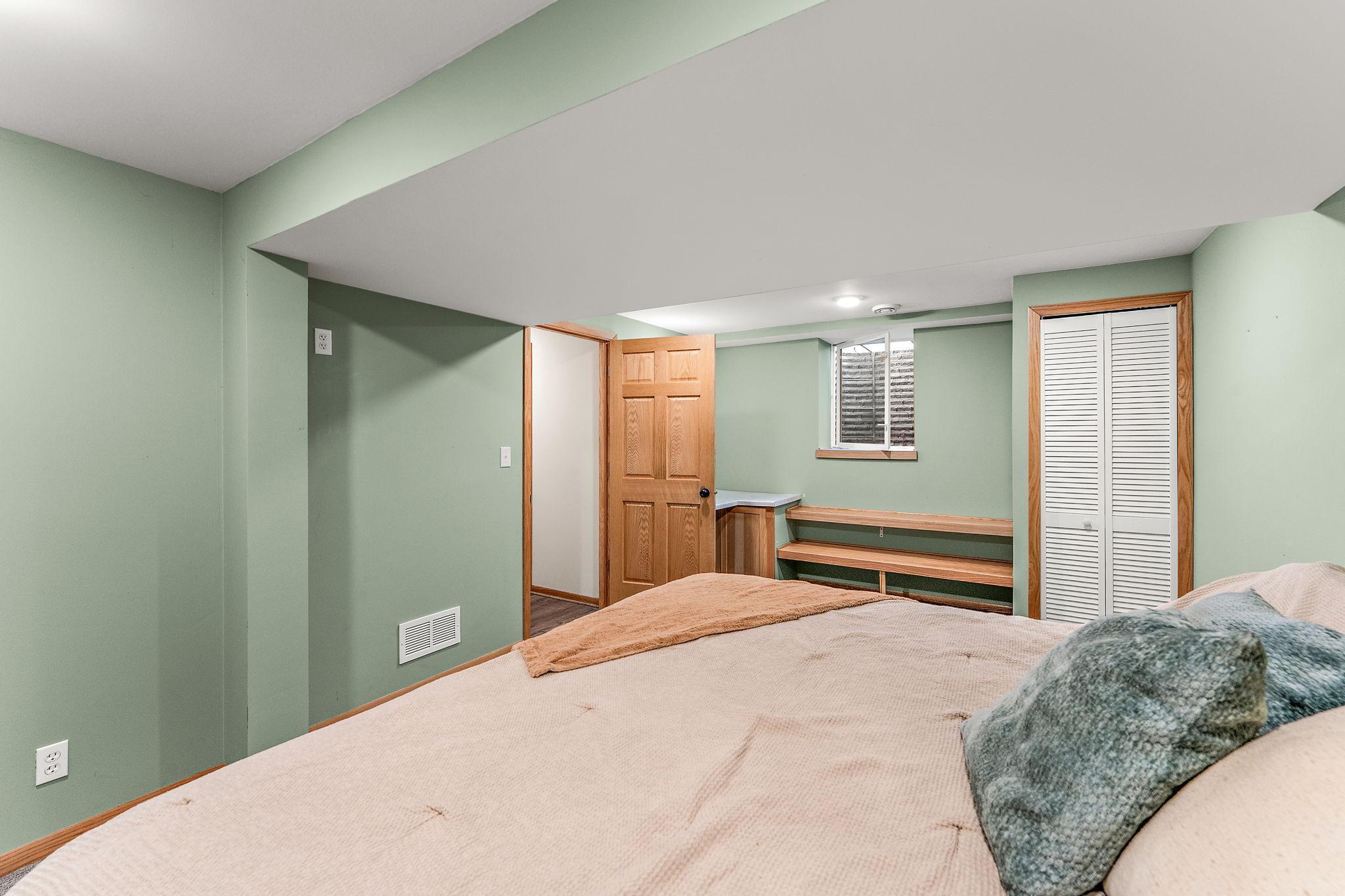 Large LL bedroom w/ egress
