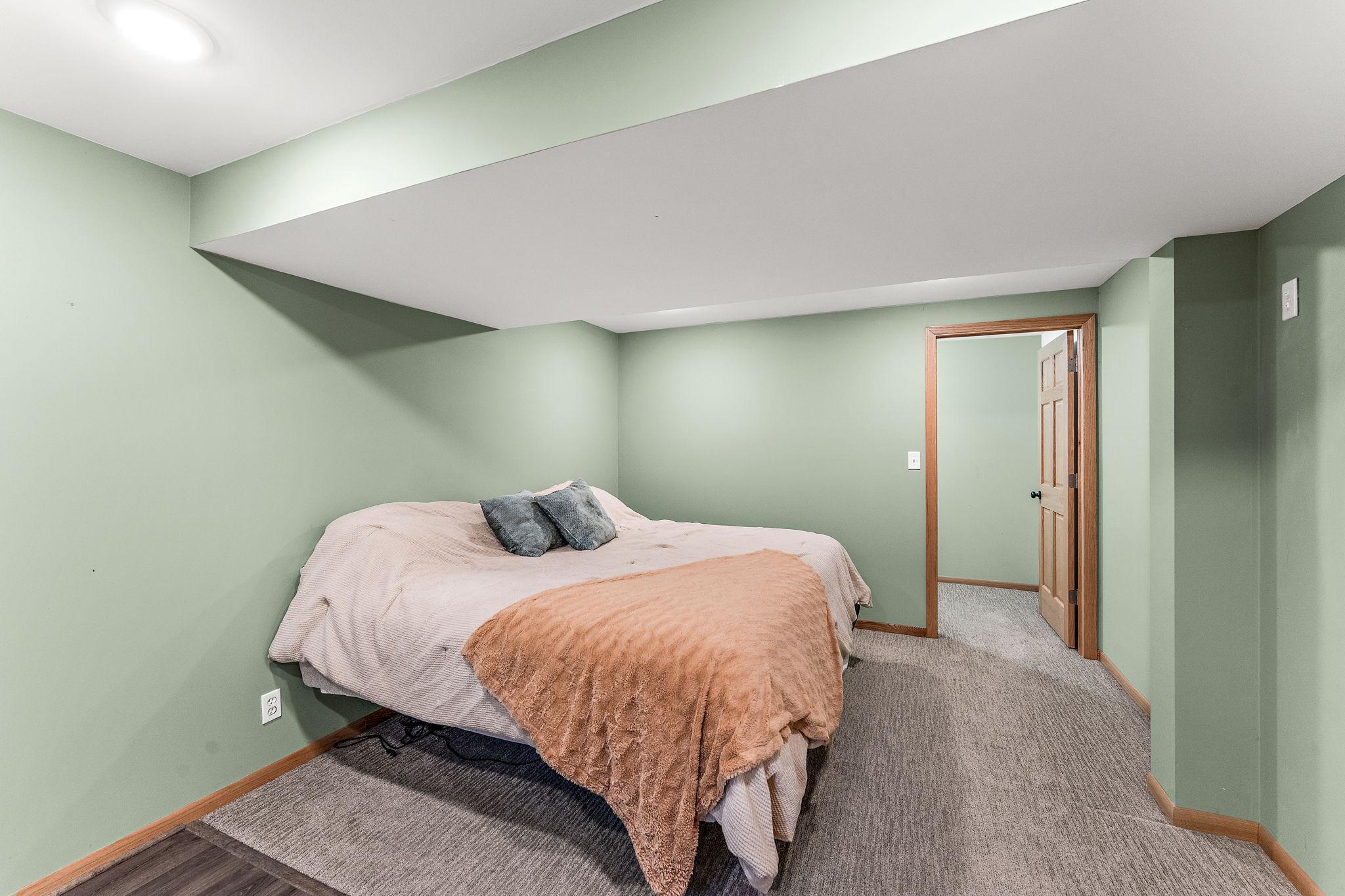 Large LL bedroom w/egress