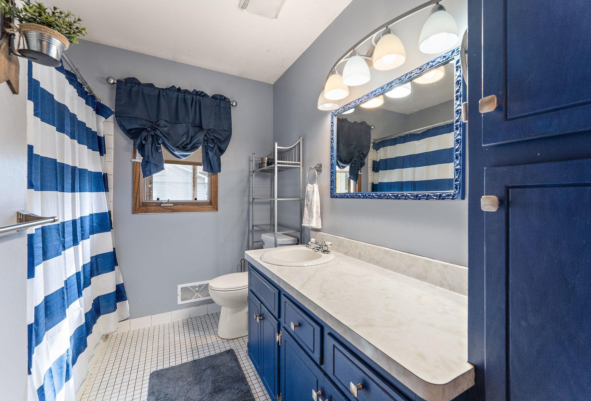 upper level full bath