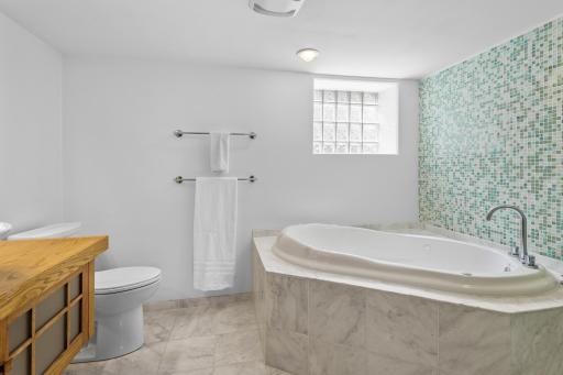 Lower level Full bath with jacuzzi tub.jpg