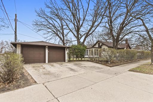 2+car garage with extra parking in front.jpg
