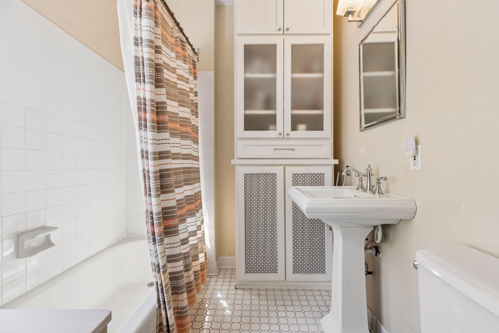 Full bath - 2nd level / Custom storage