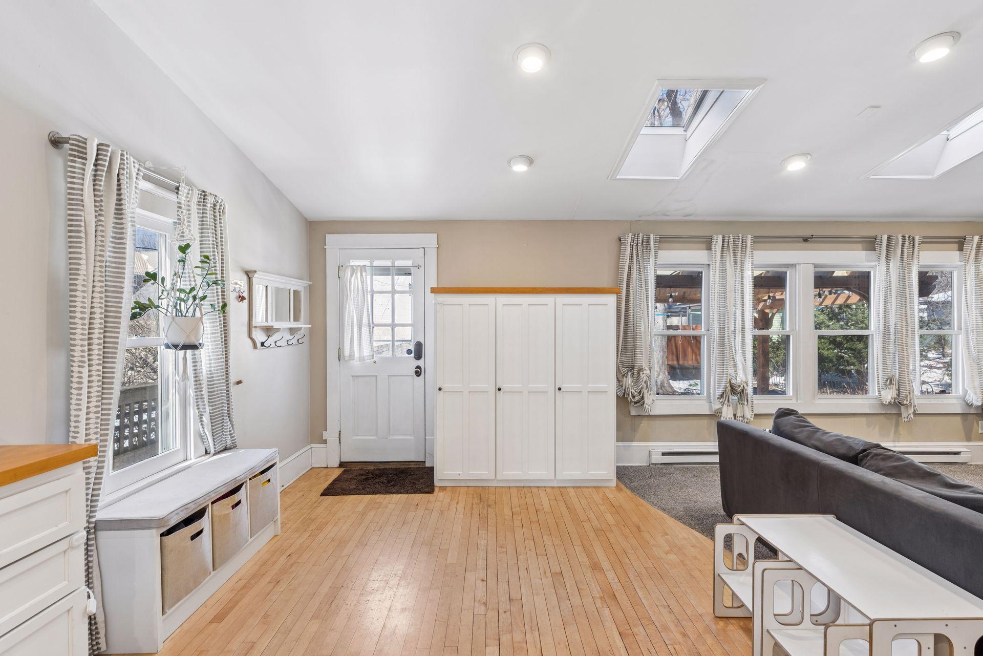 Rear entry / Storage