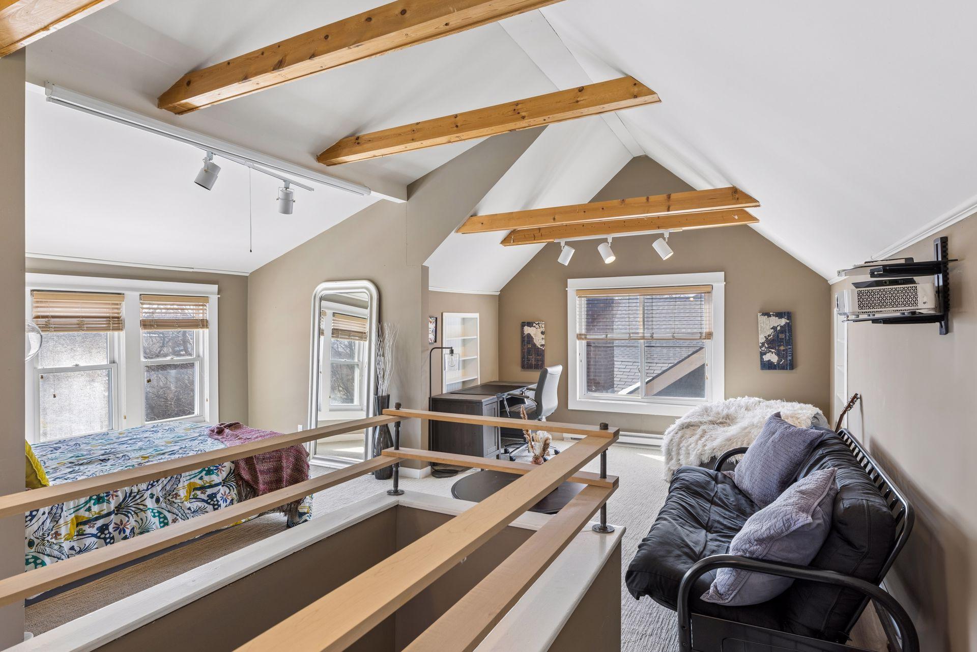 BONUS - Vaulted space / Wood beams