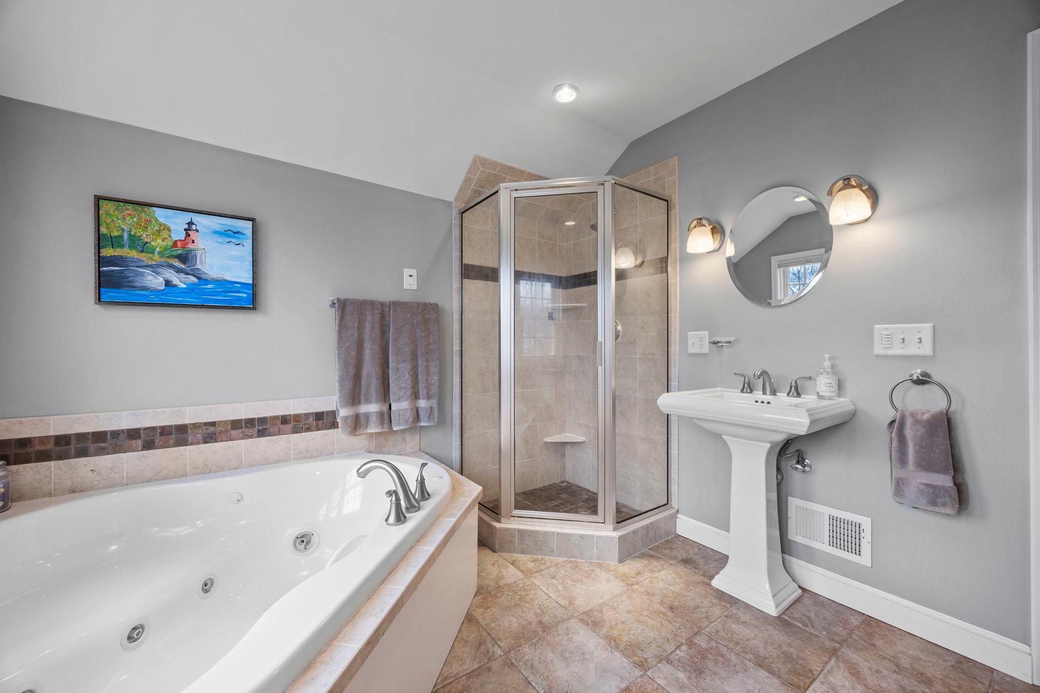 Primary bedroom full bath with jetted tub