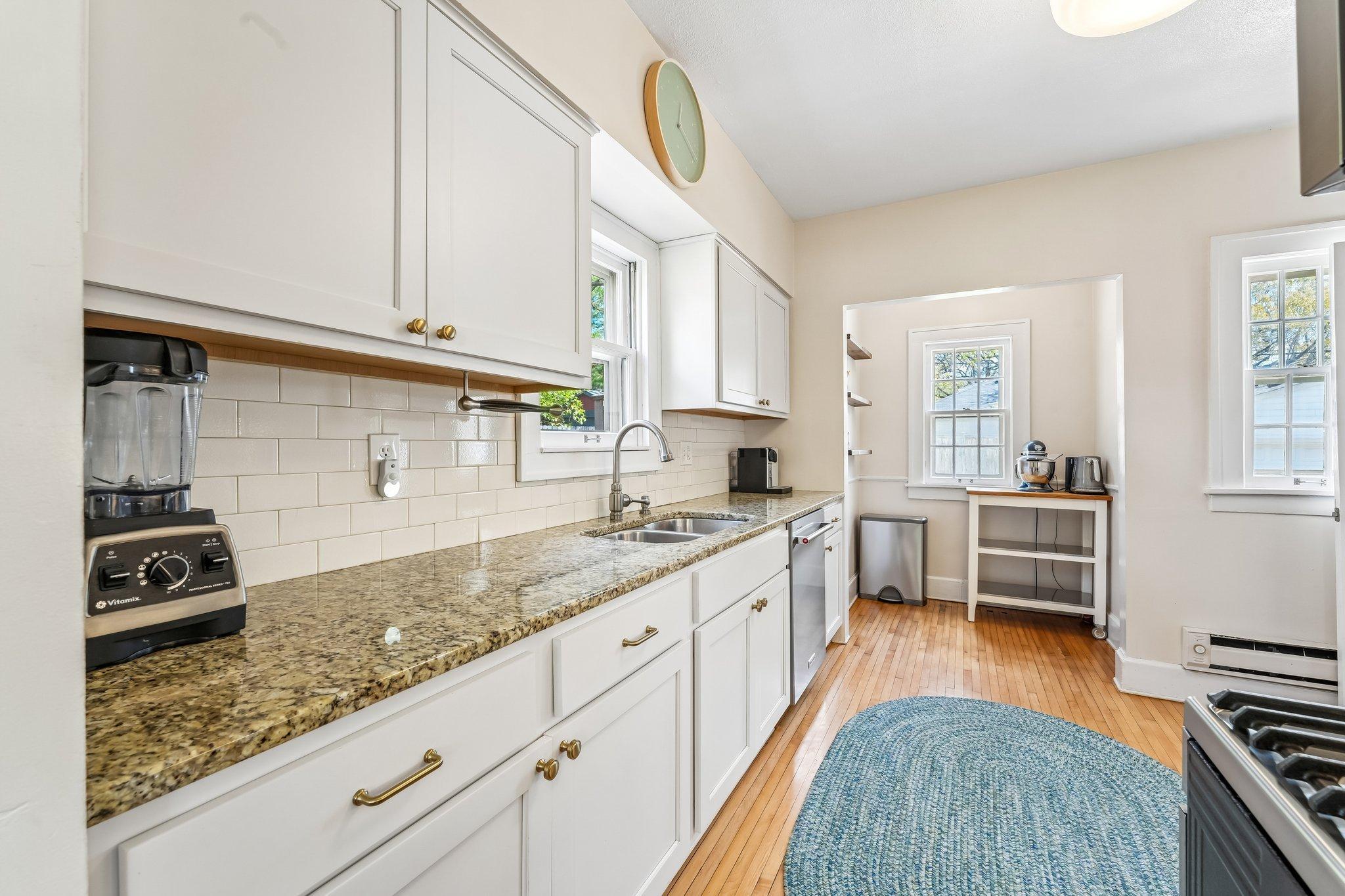 bright Kitchen w/granite countertops