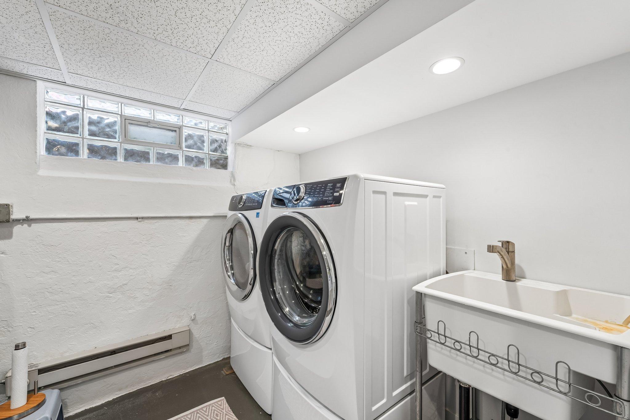 Laundry room w/sink and storage space