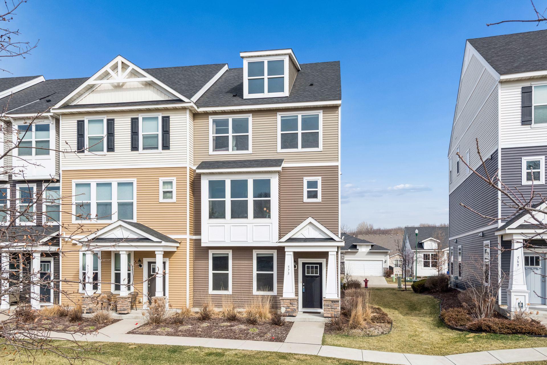 Sunny end unit with nice wooded, wetland views