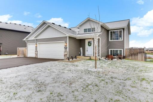 1004 Triumph Trail NE, Isanti, MN 55040