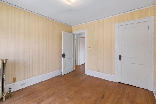 Another nice closet to complete this bedroom.