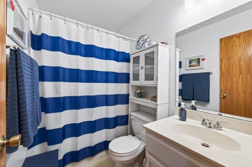 Bathroom w/tub & shower