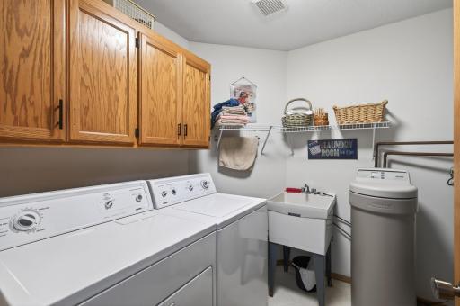 Laundry room w/tub