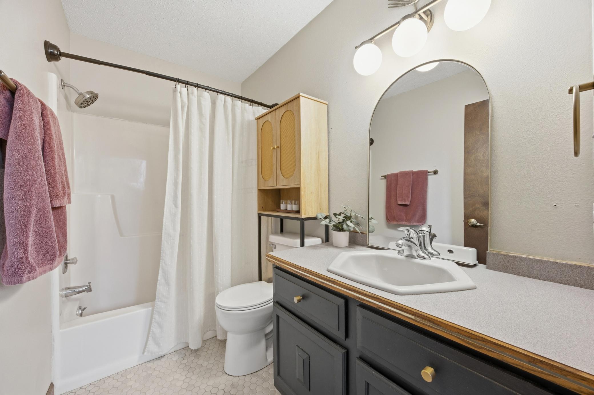 Bathroom (Upper Level)