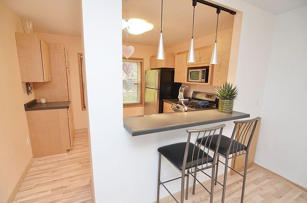 Kitchen & Breakfast Bar