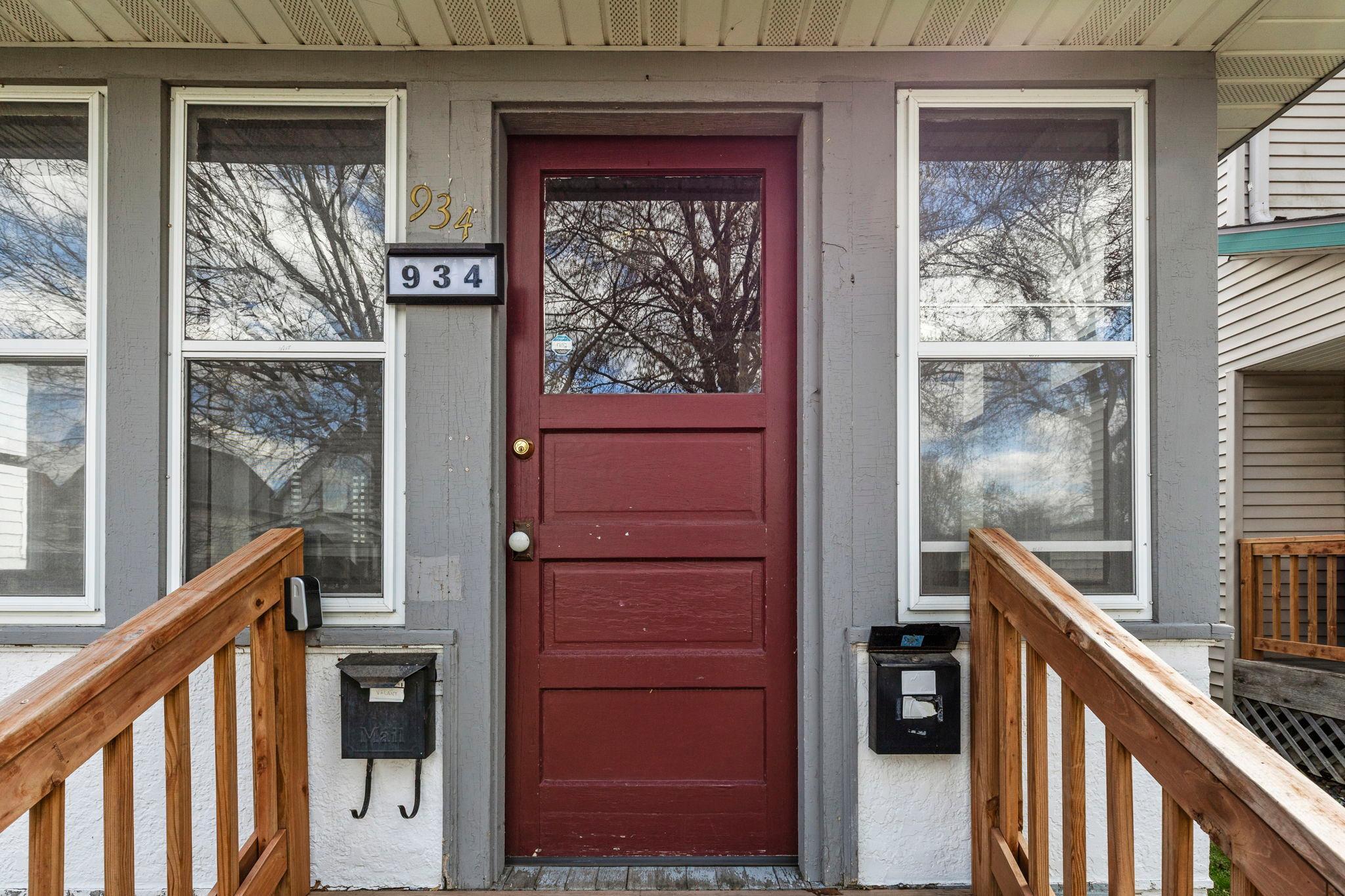 Entrance to front unit